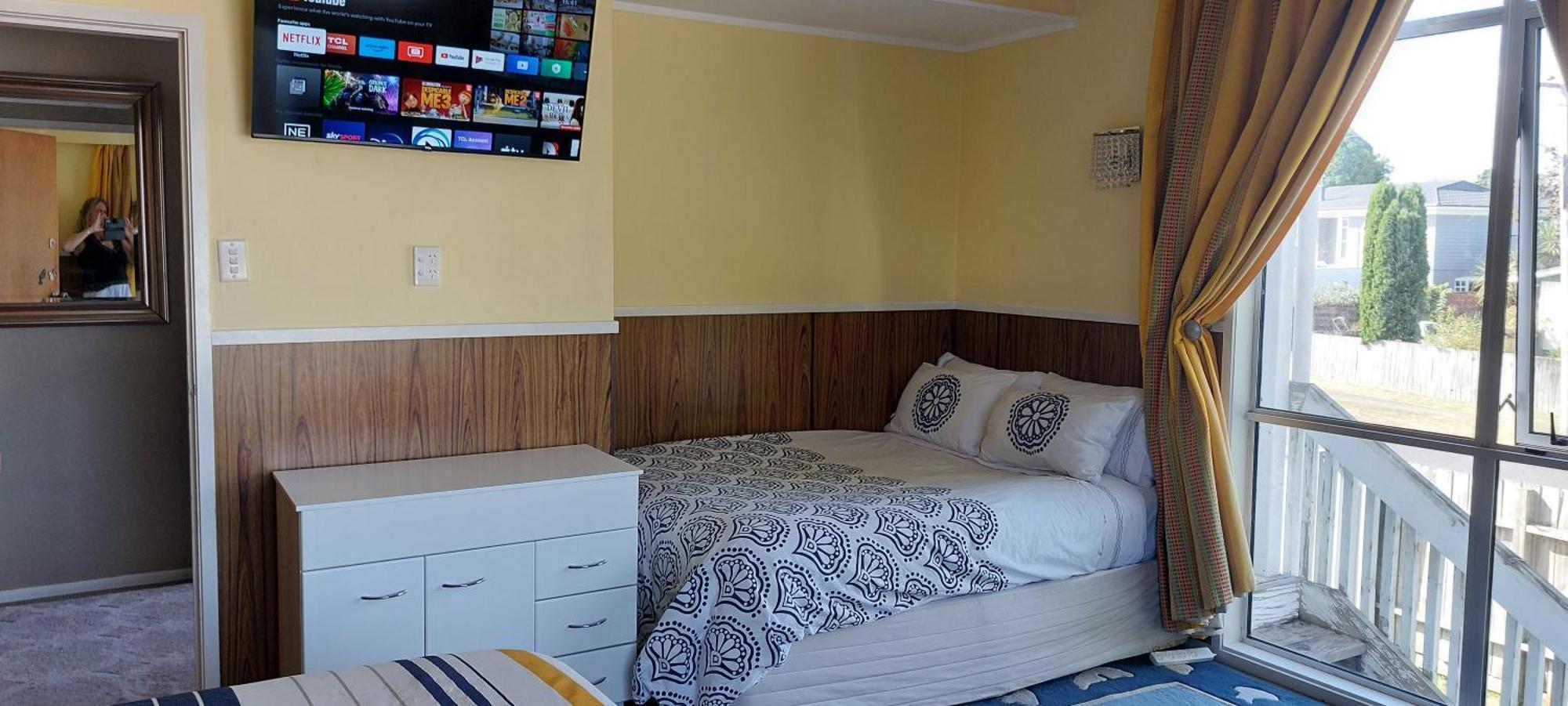 Bed And Breakfast Happy Home Taupo Accommodation ภายนอก รูปภาพ