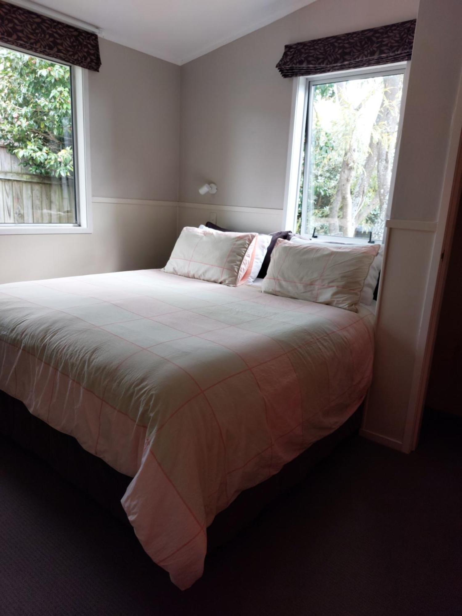 Bed And Breakfast Happy Home Taupo Accommodation ภายนอก รูปภาพ