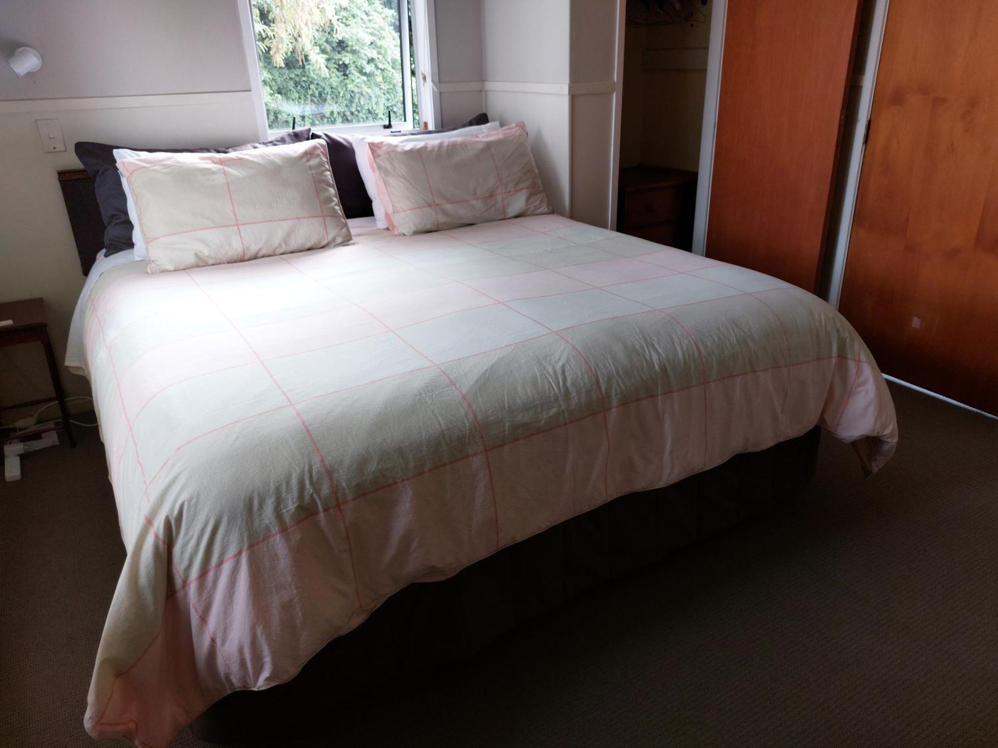 Bed And Breakfast Happy Home Taupo Accommodation ภายนอก รูปภาพ