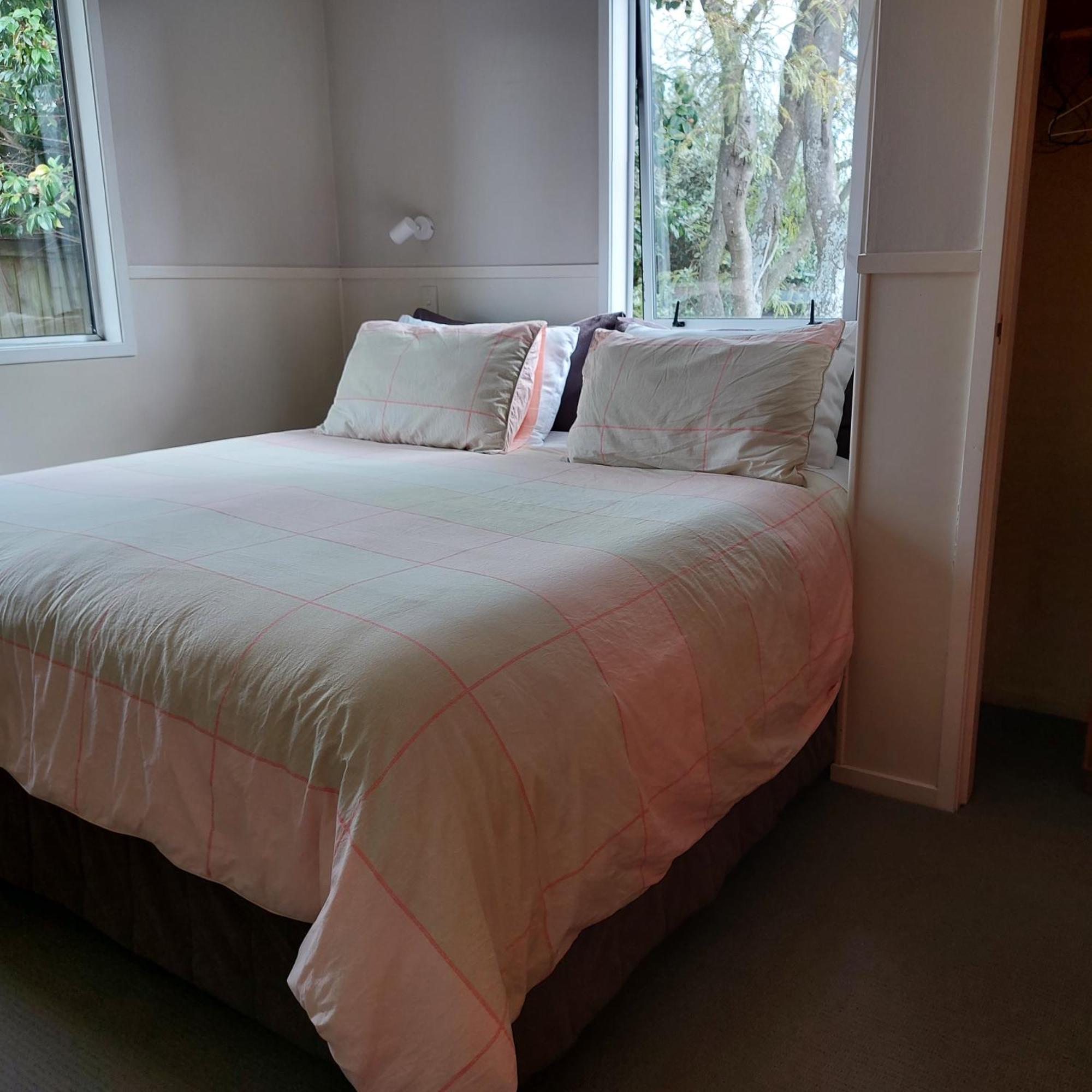 Bed And Breakfast Happy Home Taupo Accommodation ภายนอก รูปภาพ