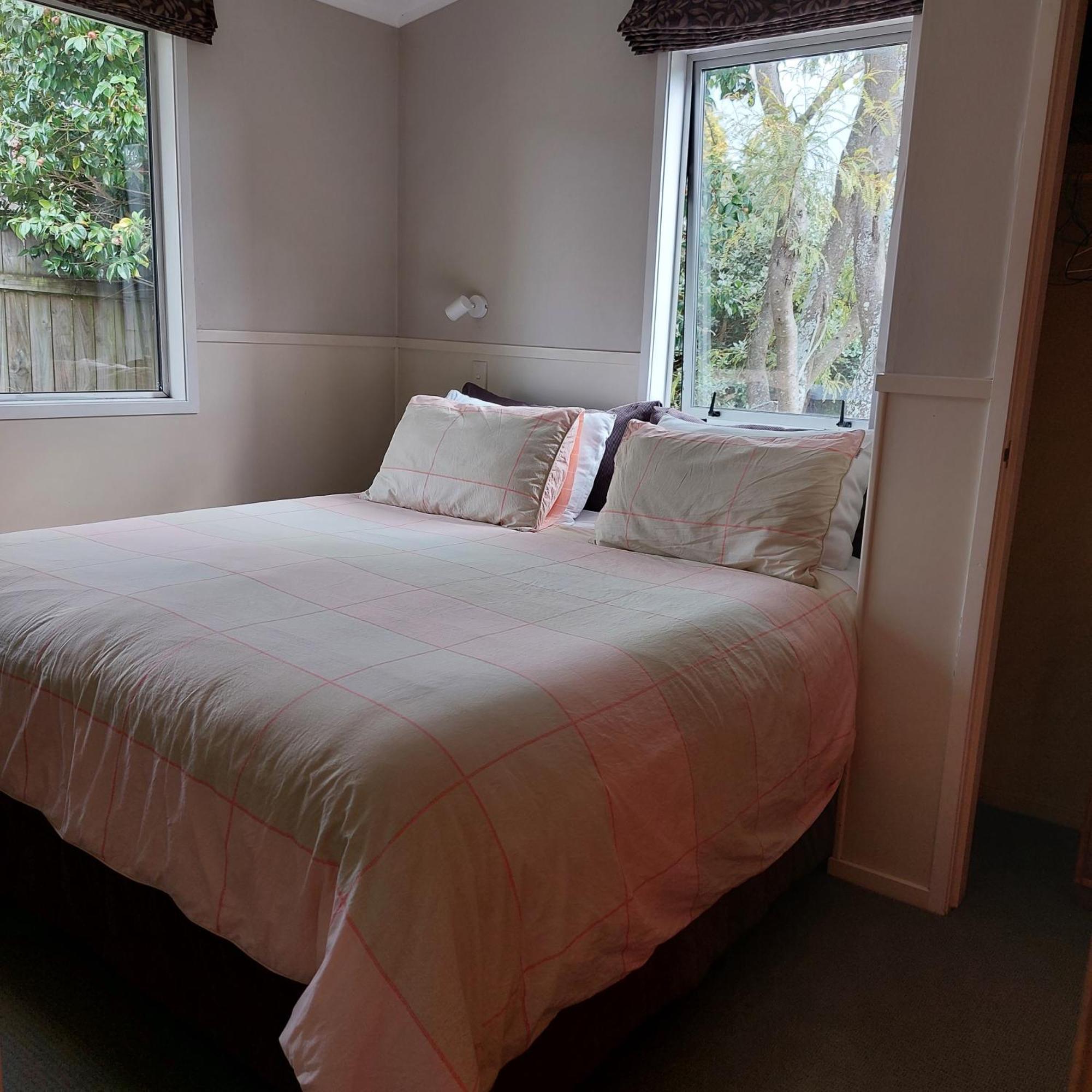 Bed And Breakfast Happy Home Taupo Accommodation ภายนอก รูปภาพ