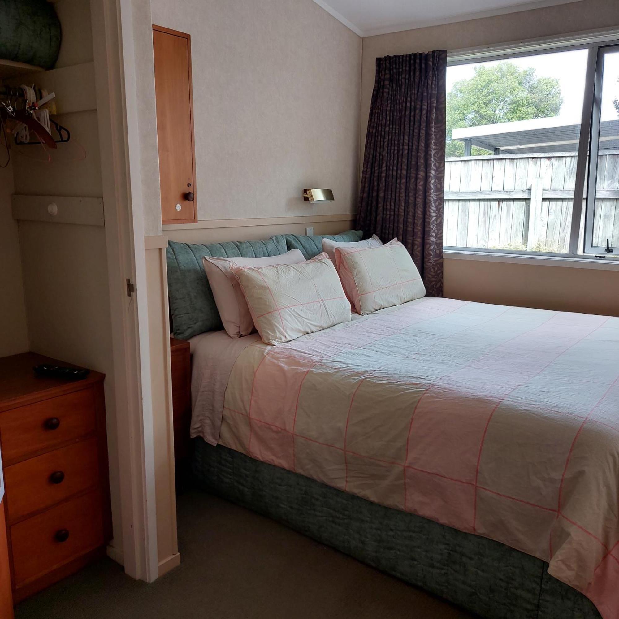 Bed And Breakfast Happy Home Taupo Accommodation ภายนอก รูปภาพ