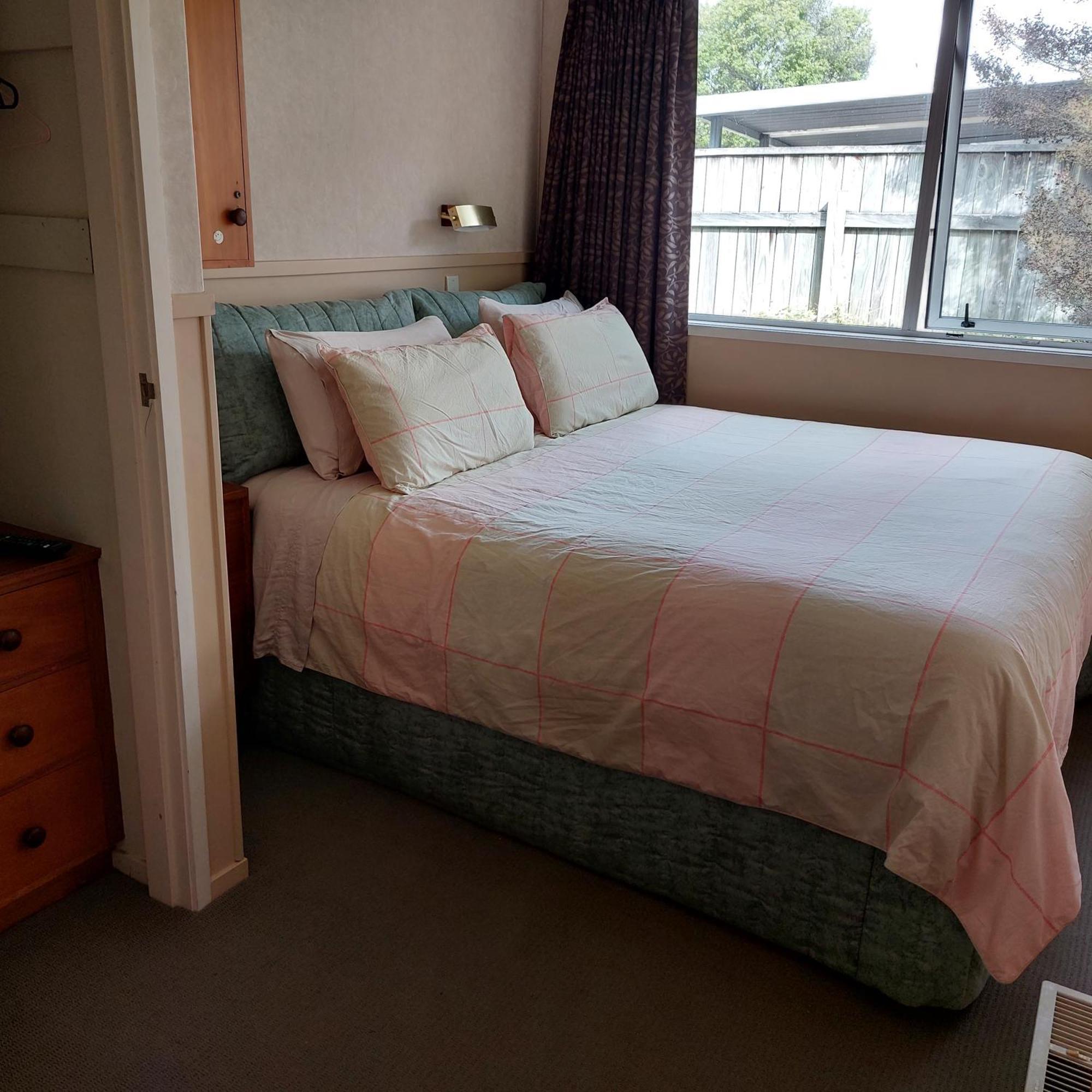 Bed And Breakfast Happy Home Taupo Accommodation ภายนอก รูปภาพ