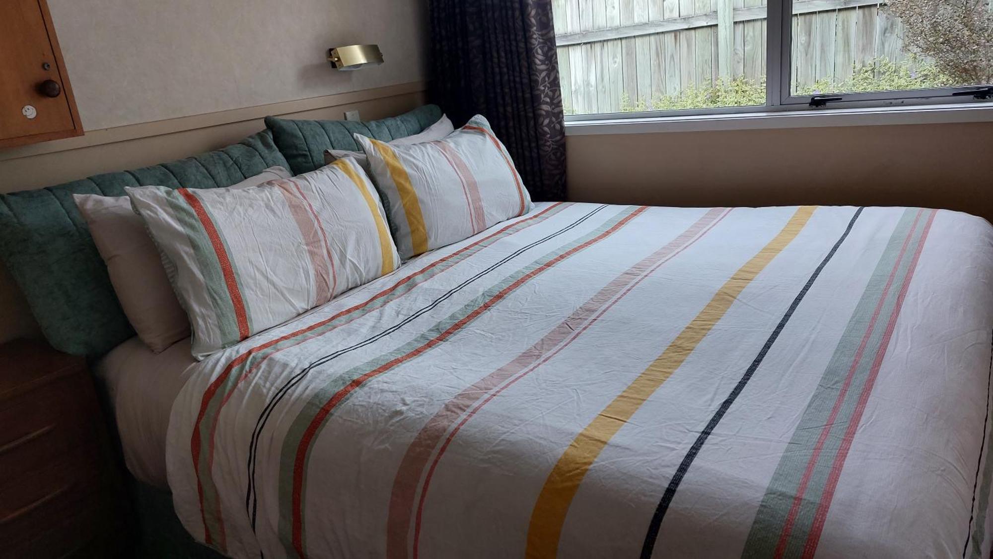 Bed And Breakfast Happy Home Taupo Accommodation ภายนอก รูปภาพ