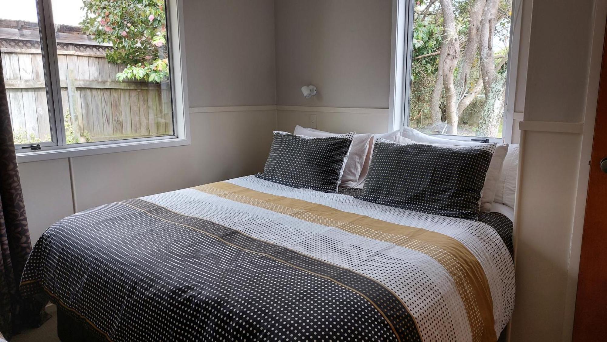 Bed And Breakfast Happy Home Taupo Accommodation ภายนอก รูปภาพ