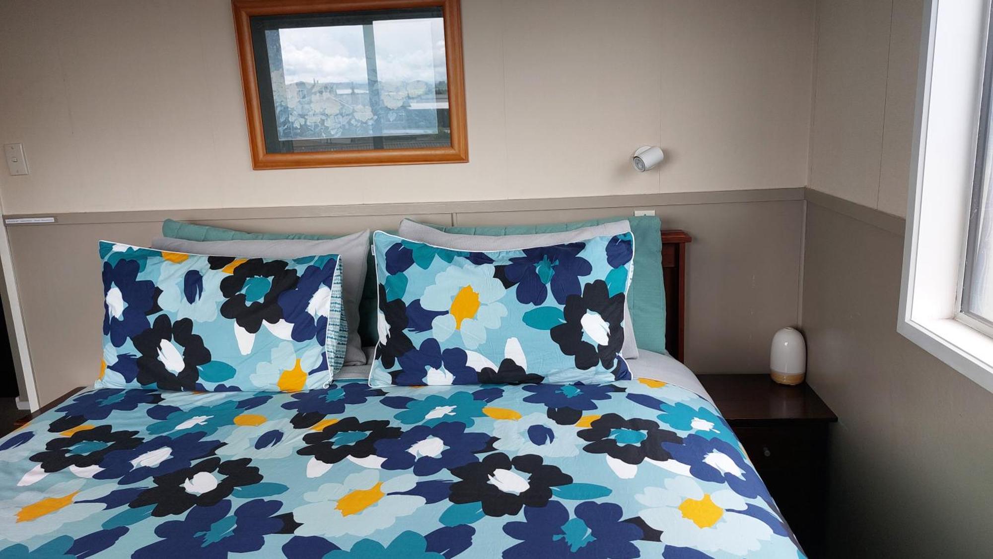 Bed And Breakfast Happy Home Taupo Accommodation ภายนอก รูปภาพ