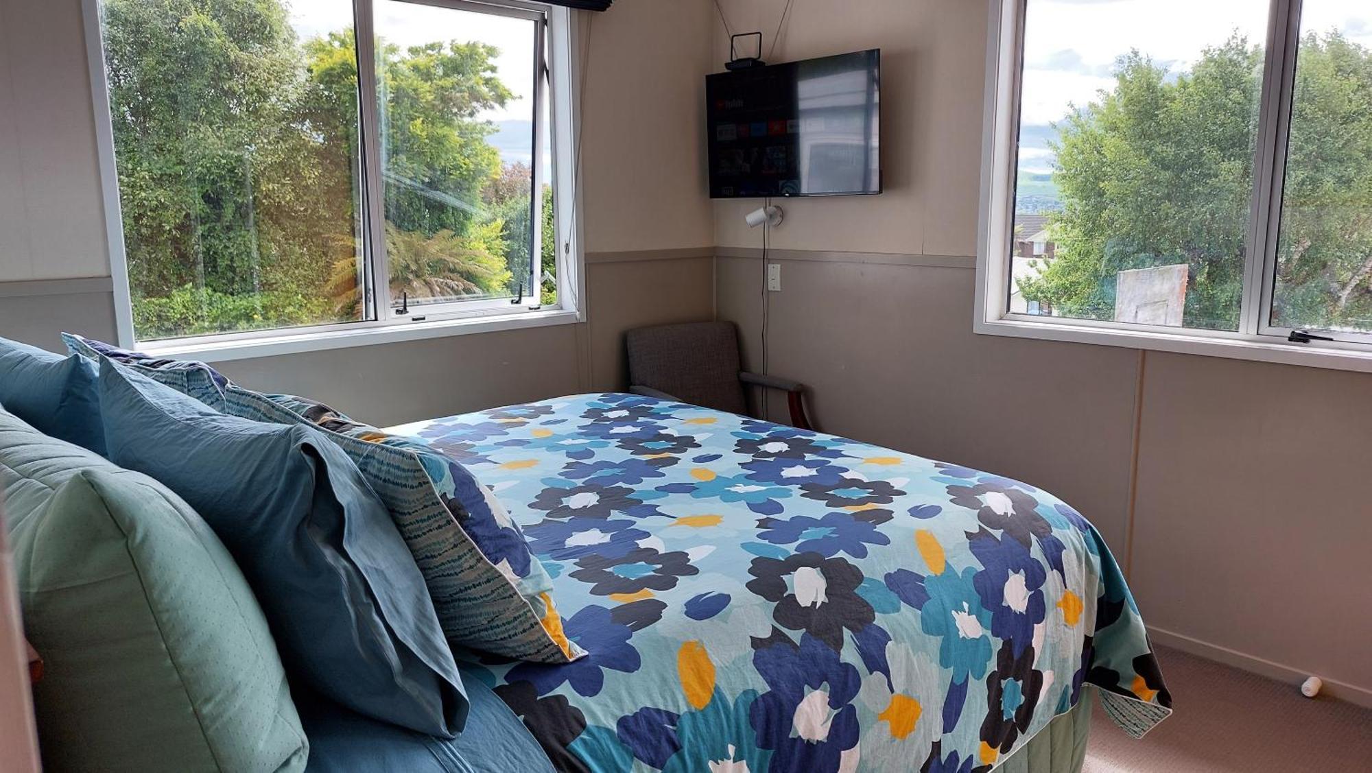 Bed And Breakfast Happy Home Taupo Accommodation ภายนอก รูปภาพ