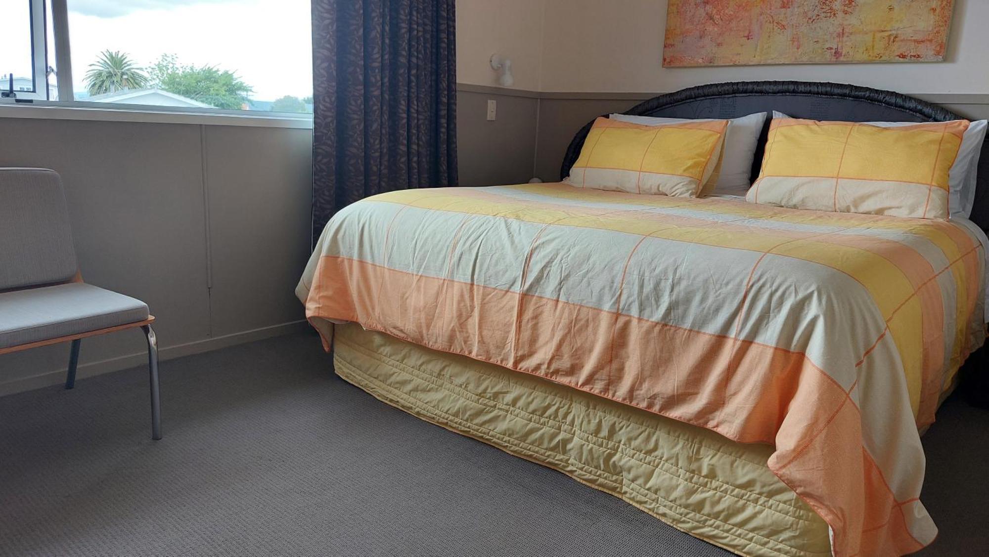 Bed And Breakfast Happy Home Taupo Accommodation ภายนอก รูปภาพ