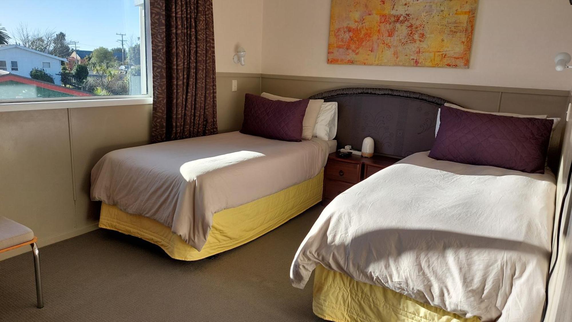 Bed And Breakfast Happy Home Taupo Accommodation ภายนอก รูปภาพ
