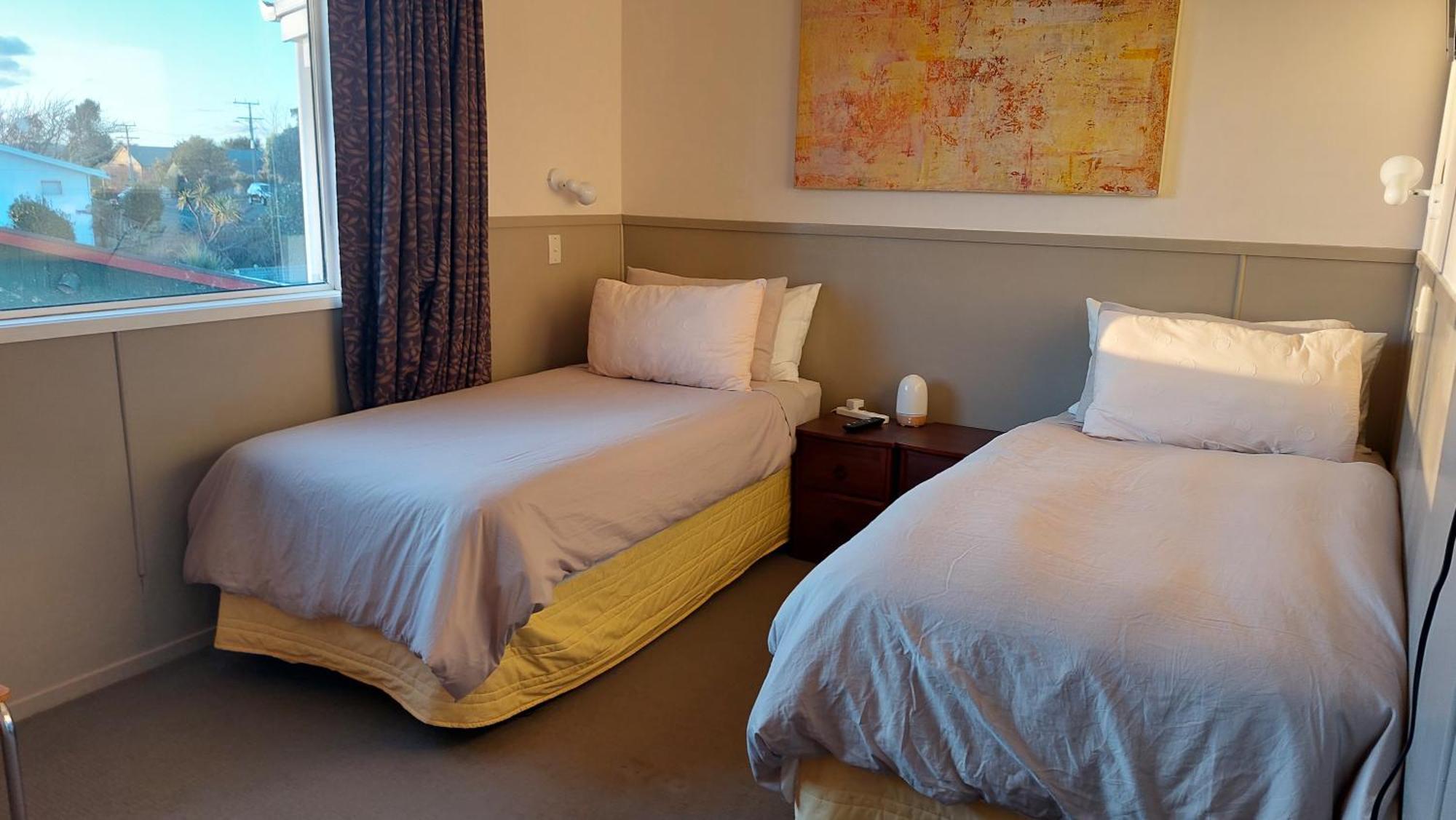 Bed And Breakfast Happy Home Taupo Accommodation ภายนอก รูปภาพ