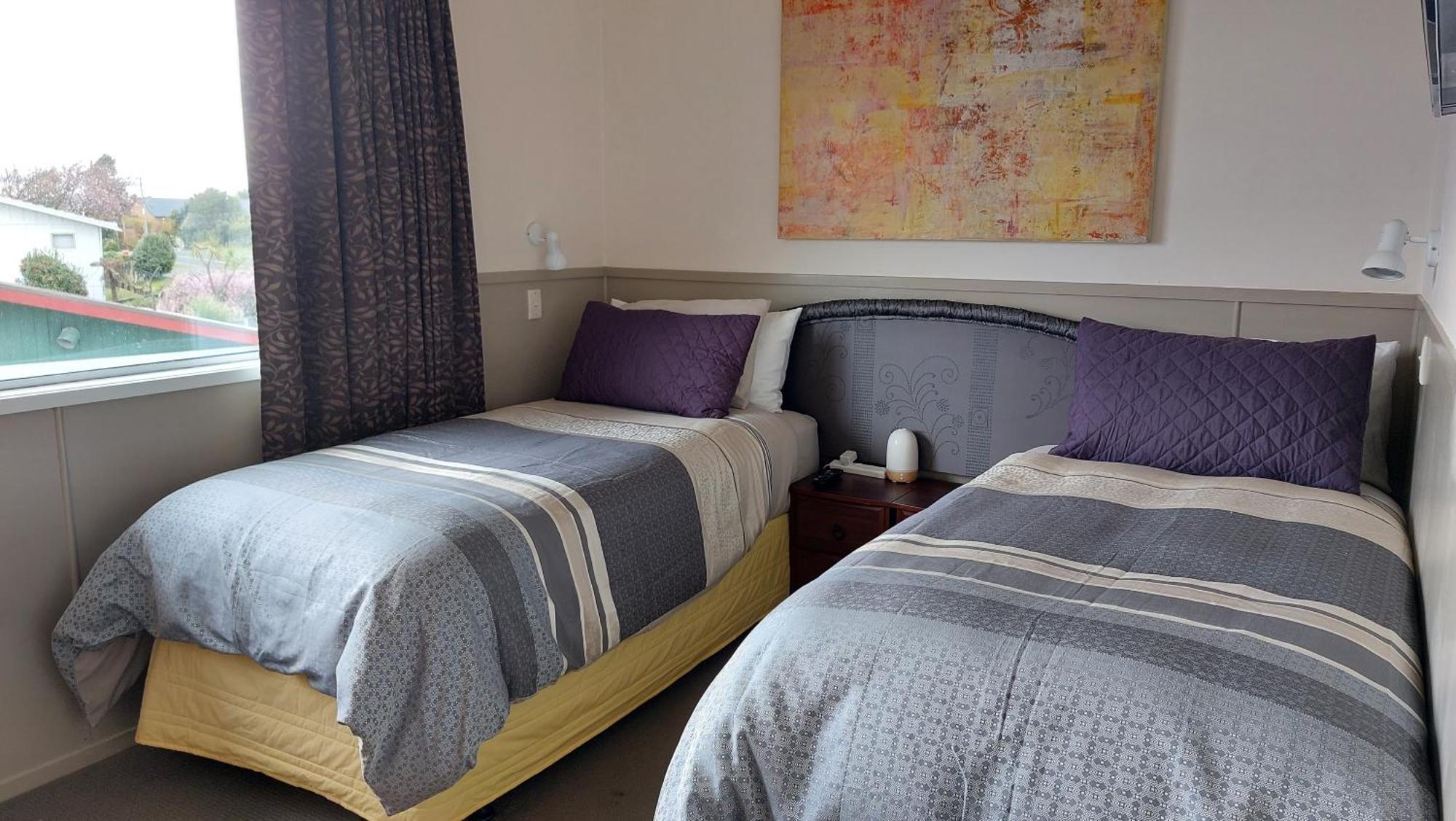 Bed And Breakfast Happy Home Taupo Accommodation ภายนอก รูปภาพ