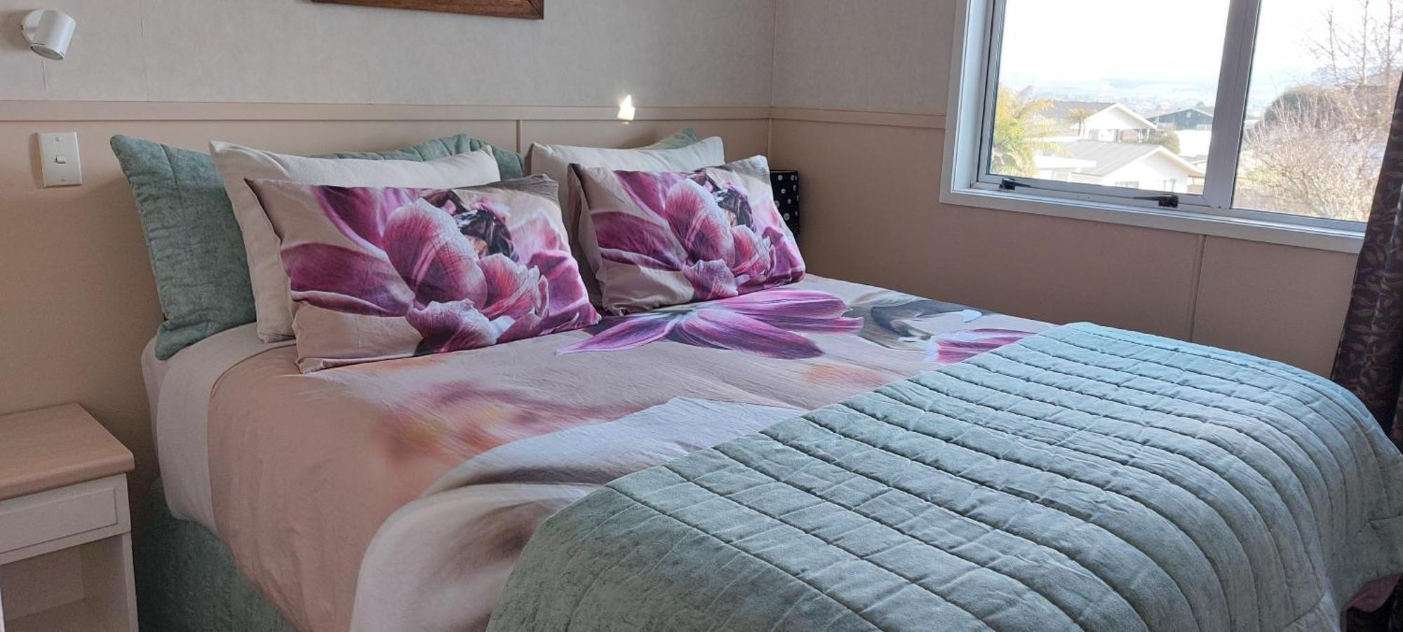 Bed And Breakfast Happy Home Taupo Accommodation ภายนอก รูปภาพ