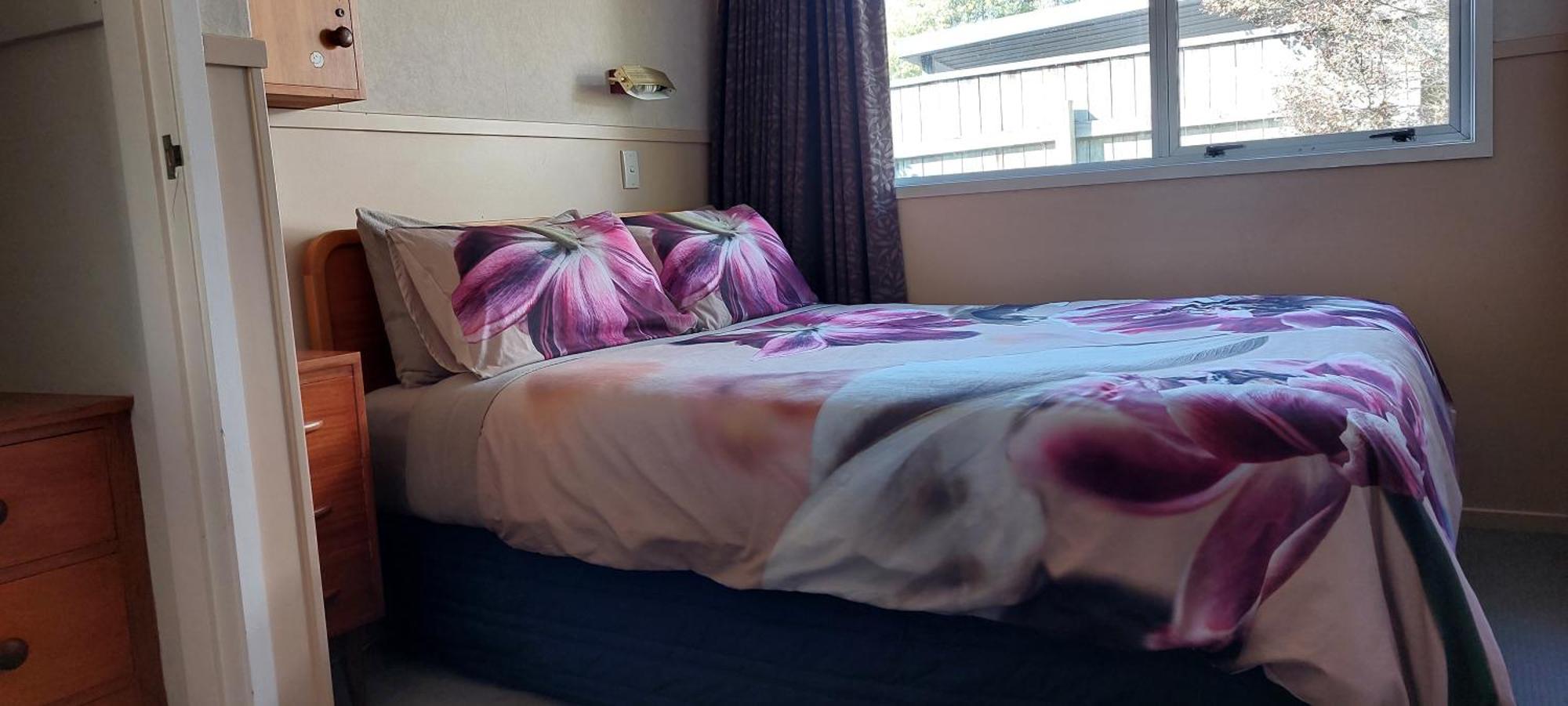 Bed And Breakfast Happy Home Taupo Accommodation ภายนอก รูปภาพ
