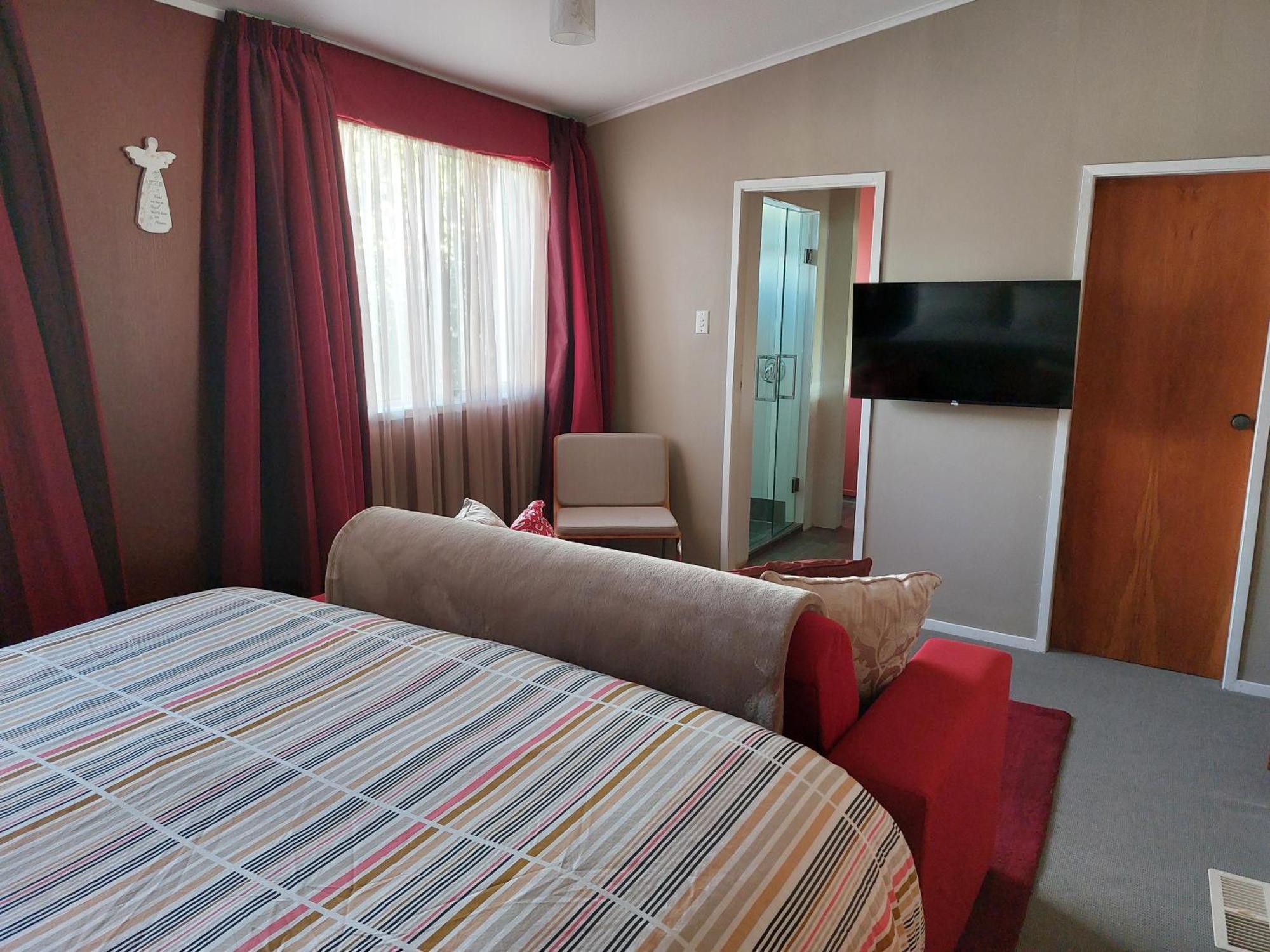 Bed And Breakfast Happy Home Taupo Accommodation ภายนอก รูปภาพ