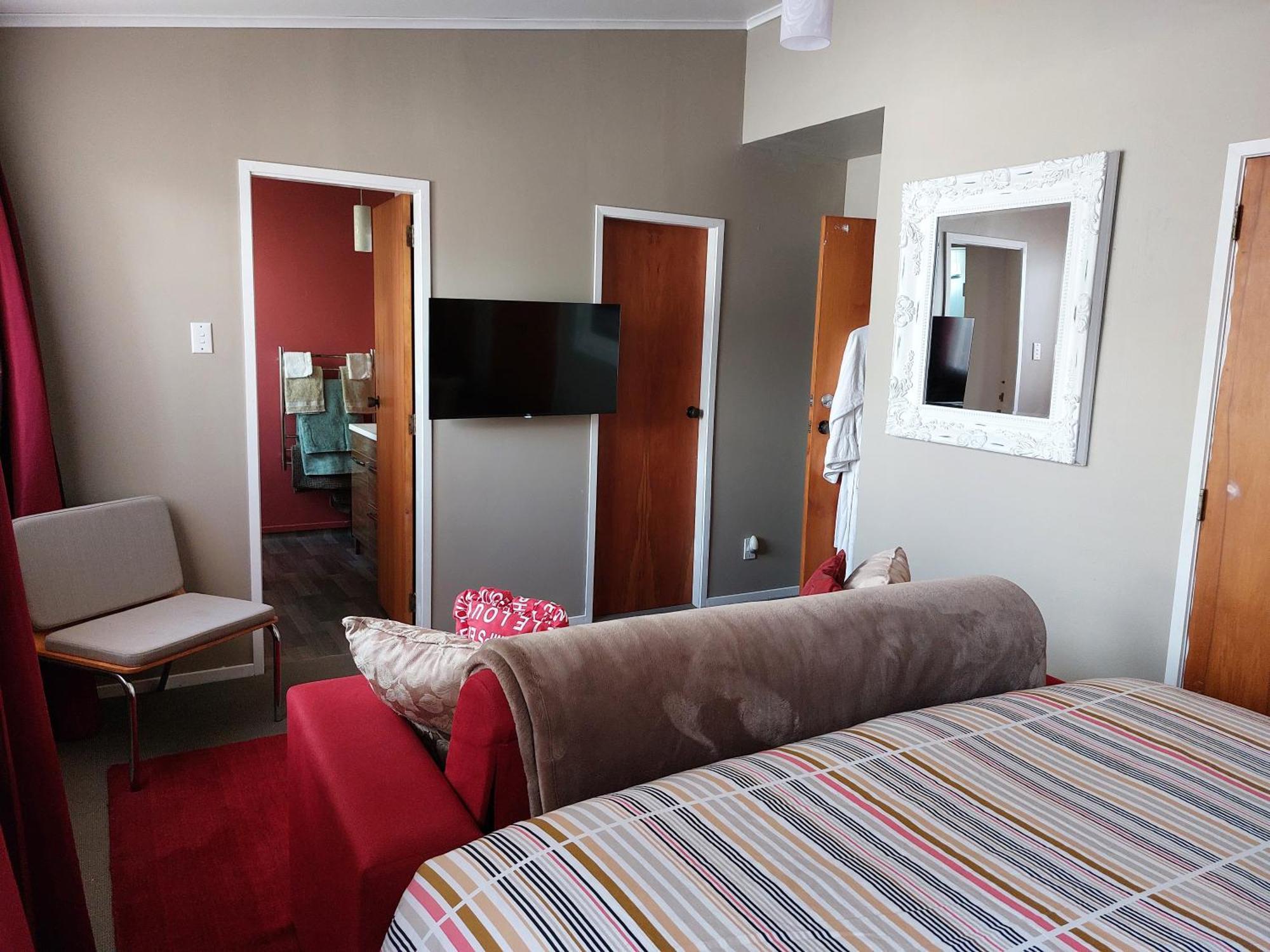 Bed And Breakfast Happy Home Taupo Accommodation ภายนอก รูปภาพ
